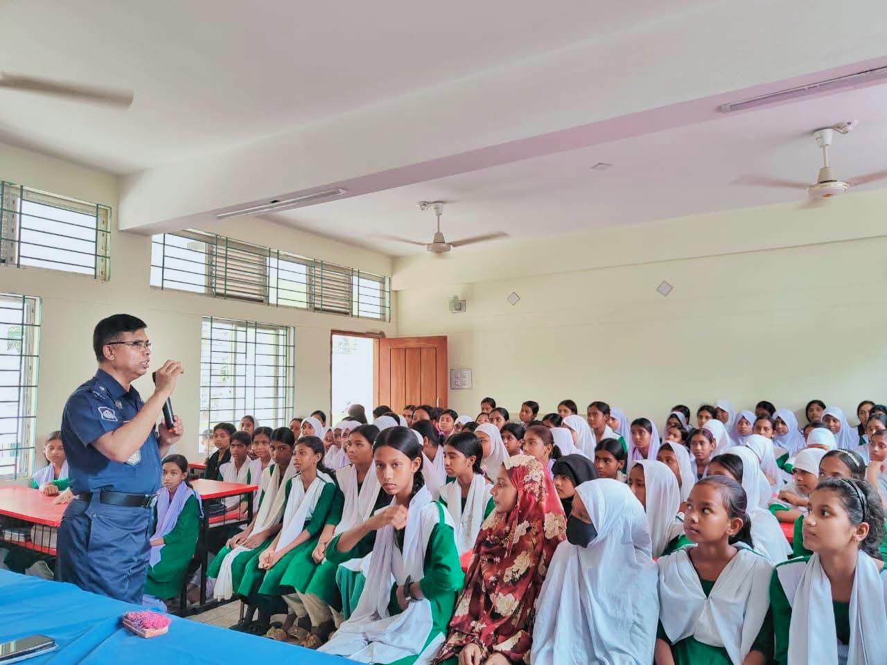 আদমদীঘিতে শিক্ষার্থীদের ওসি'র মত বিনিময়
