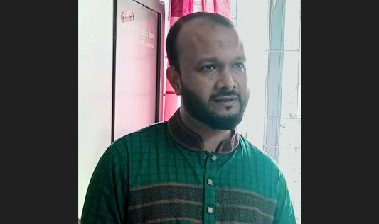 আদমদীঘিতে ছাত্রীর মোবাইল ফোনে চ্যাটিং, শিক্ষককে ধোলায় দিয়ে পুলিশে সোর্পদ