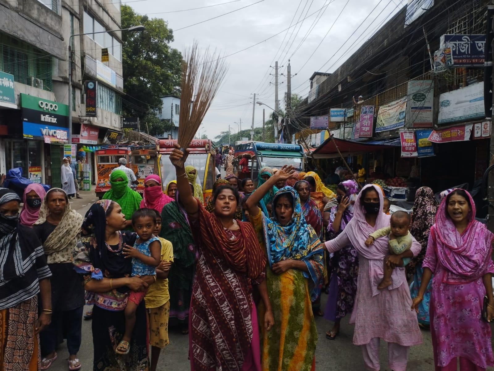 বিএম ক‌লেজ ছাত্রদল নেতা‌দের বিরু‌দ্ধে ঝাড়ু মি‌ছিল
