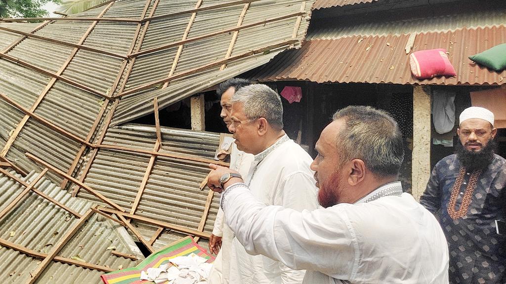 শ্রীপুরে ঝড়ে ক্ষতি হয়েছে ৩ শ হেক্টর বোরো ধান ক্ষেত, ভেঙে গেছে ৪'শ বসতবাড়ি