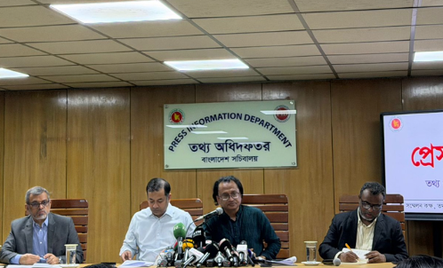 জ্বালানি তেলের পর্যাপ্ত মজুত রয়েছে; ‘প্যানিক বায়িং’ থেকে বিরত থাকার আহ্বান তথ্য উপদেষ্টার