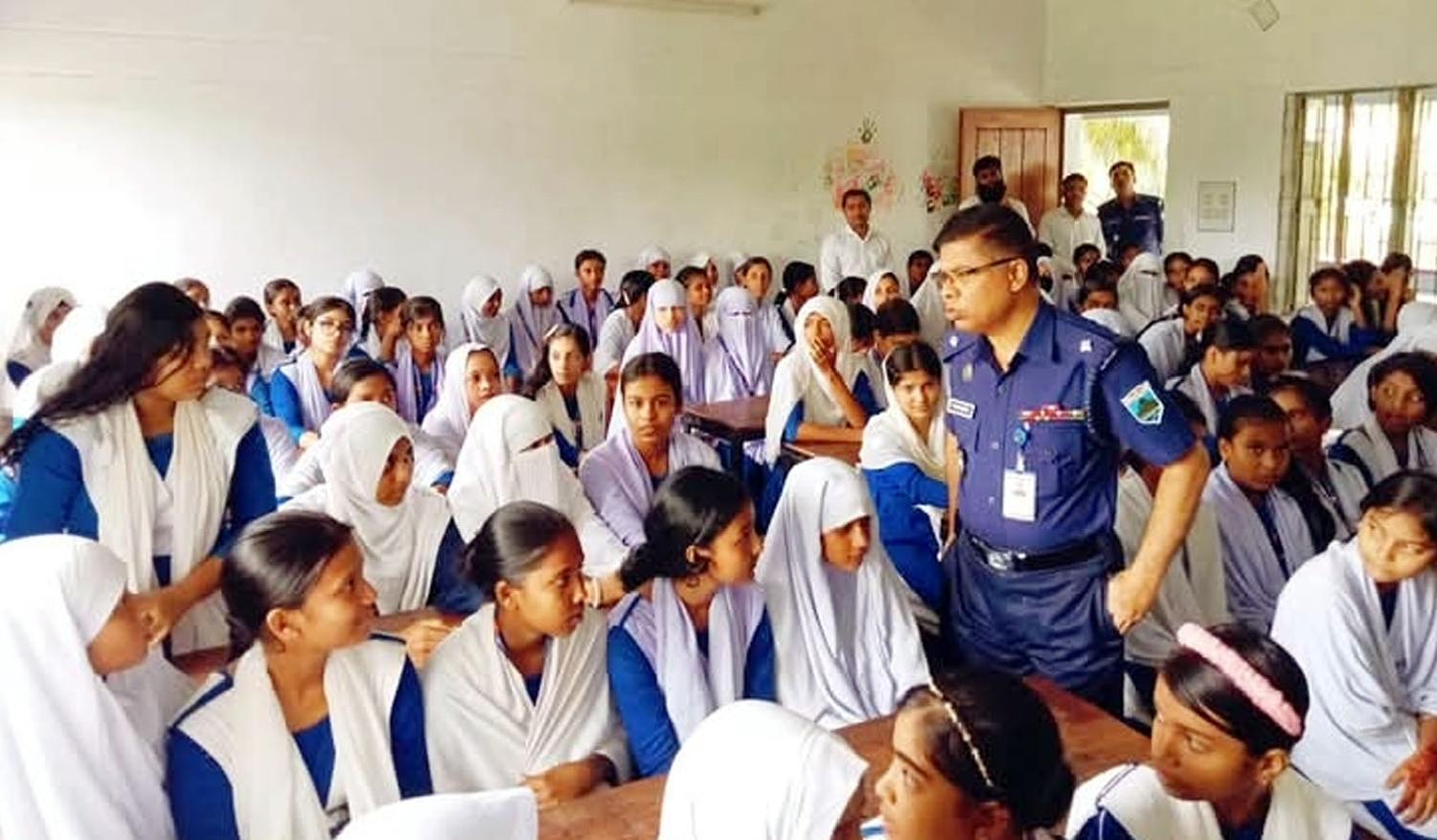 আদমদীঘির বিনাহালী বালিকা উচ্চ বিদ্যালয়ে পুলিশের সচেতনতামূলক সভা