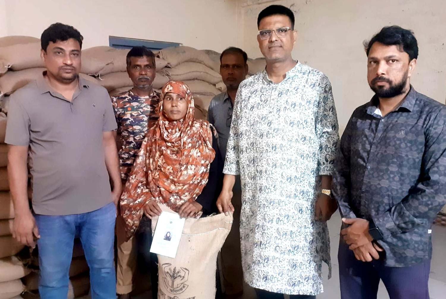 সান্তাহারে দুস্থ মহিলাদের মাঝে ভিডব্লিউবি’র চাল বিতর